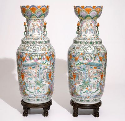 Une paire de très grands vases en porcelaine de Chine rose-verte de Canton, 19ème