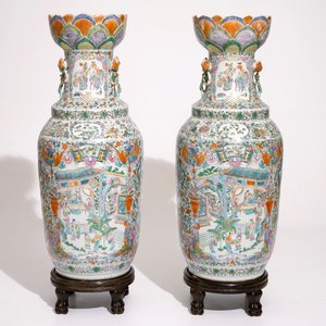 Une paire de très grands vases en porcelaine de Chine rose-verte de Canton, 19ème — photo 1