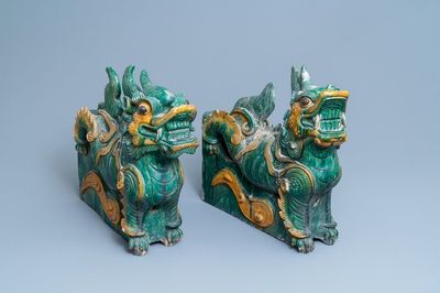 Une paire de tuiles faitières en forme de dragon aux émaux de type sancai, Ming/Qing