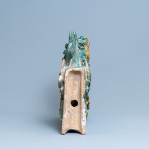 Une paire de tuiles faitières en forme de dragon aux émaux de type sancai, Ming/Qing — photo 11
