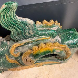 Une paire de tuiles faitières en forme de dragon aux émaux de type sancai, Ming/Qing — photo 16