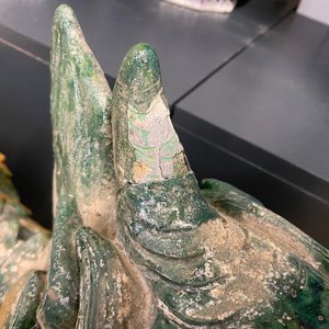 Une paire de tuiles faitières en forme de dragon aux émaux de type sancai, Ming/Qing — photo 18