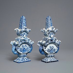 Une paire de tulipières en faïence dans le style de Delft en bleu et blanc, Samson, France, 19ème — photo 1