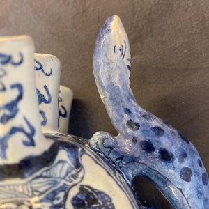 Une paire de tulipières en faïence dans le style de Delft en bleu et blanc, Samson, France, 19ème — photo 16