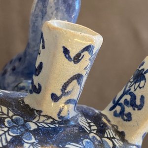 Une paire de tulipières en faïence dans le style de Delft en bleu et blanc, Samson, France, 19ème — photo 20