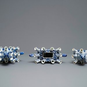 Une paire de tulipières en faïence dans le style de Delft en bleu et blanc, Samson, France, 19ème — photo 7