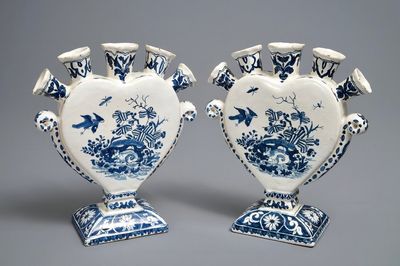 Une paire de tulipières en forme de coeurs en faïence de Delft en bleu et blanc, 19ème