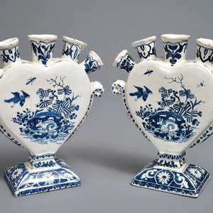 Une paire de tulipières en forme de coeurs en faïence de Delft en bleu et blanc, 19ème — photo 1