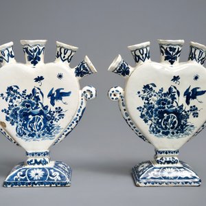 Une paire de tulipières en forme de coeurs en faïence de Delft en bleu et blanc, 19ème — photo 4