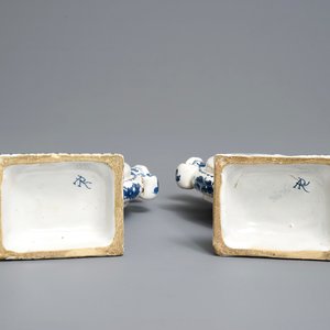 Une paire de tulipières en forme de coeurs en faïence de Delft en bleu et blanc, 19ème — photo 7