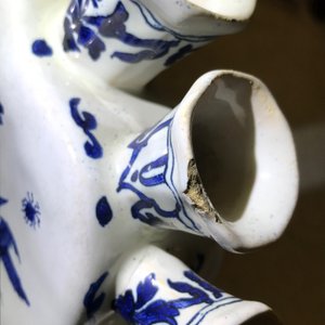 Une paire de tulipières en forme de coeurs en faïence de Delft en bleu et blanc, 19ème — photo 10