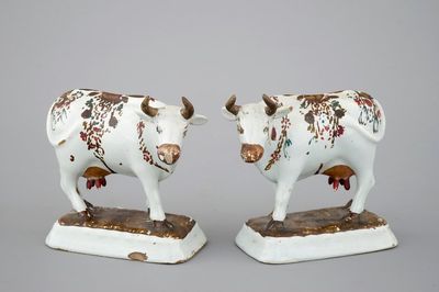Une paire de vaches en faïence de Delft polychrome, 18ème
