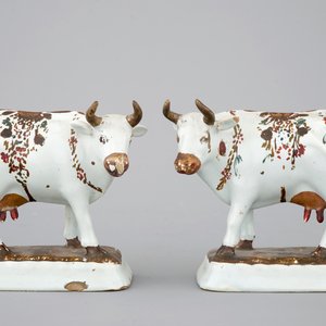 Une paire de vaches en faïence de Delft polychrome, 18ème — photo 2