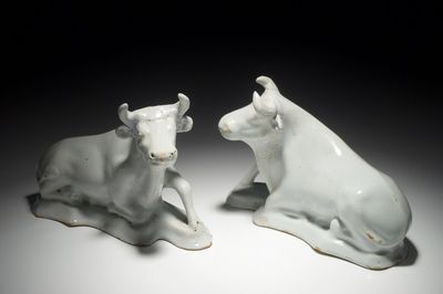 Une paire de vaches en faïence blanche de Delft, 18ème