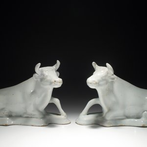 Une paire de vaches en faïence blanche de Delft, 18ème — photo 2