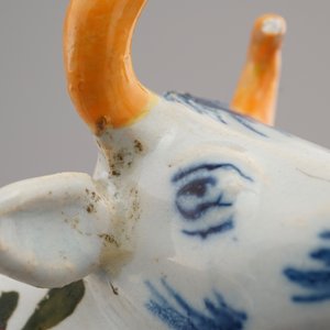Une paire de vaches en faïence de Delft polychrome, 18ème — photo 11