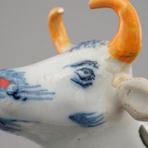 Une paire de vaches en faïence de Delft polychrome, 18ème — photo 12