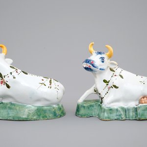 Une paire de vaches en faïence de Delft polychrome, 18ème — photo 2