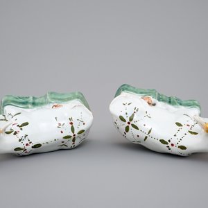 Une paire de vaches en faïence de Delft polychrome, 18ème — photo 7