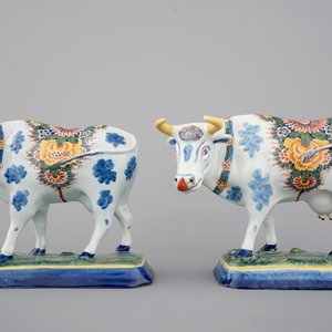 Une paire de vaches en faïence de Delft polychrome, 18ème — photo 2