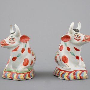 Une paire de vaches en faïence de Delft polychrome petit feu, 18ème — photo 2