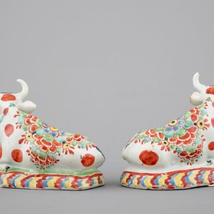 Une paire de vaches en faïence de Delft polychrome petit feu, 18ème — photo 3