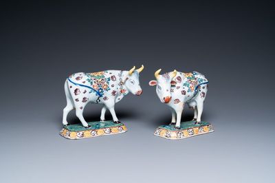 Une paire de vaches en faïence polychrome de Delft, 18ème
