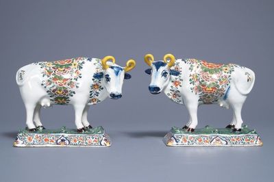 Une paire de vaches sur bases aux grenouilles en faïence polychrome de Delft, 18ème