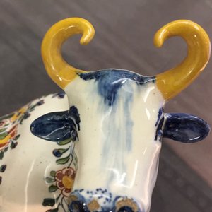 Une paire de vaches sur bases aux grenouilles en faïence polychrome de Delft, 18ème — photo 8