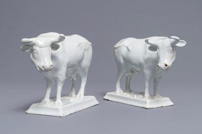 Une paire de vaches sur bases aux grenouilles en faïence stannifère de Delft, 18ème