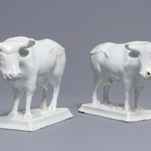 Une paire de vaches sur bases aux grenouilles en faïence stannifère de Delft, 18ème — photo 1