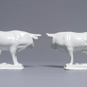 Une paire de vaches sur bases aux grenouilles en faïence stannifère de Delft, 18ème — photo 4