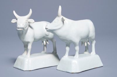 Une paire de vaches sur bases en faïence blanche de Delft, 18ème