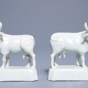 Une paire de vaches sur bases en faïence blanche de Delft, 18ème — photo 2