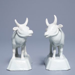 Une paire de vaches sur bases en faïence blanche de Delft, 18ème — photo 5