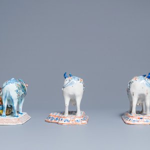 Une paire de vaches sur bases et une au trayeur en faïence polychrome de Delft, 19ème — photo 5