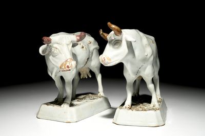 Une paire de vaches sur bases rectangulaires en faïence blanche de Delft à peinture froide, 18ème