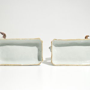 Une paire de vaches sur bases rectangulaires en faïence blanche de Delft à peinture froide, 18ème — photo 7