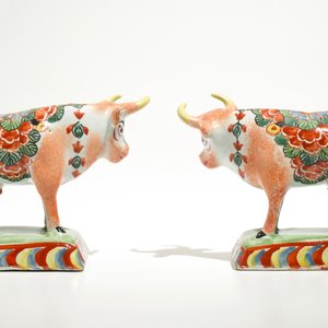 Une paire de vaches sur bases rectangulaires en faïence de Delft petit feu, 18ème — photo 4