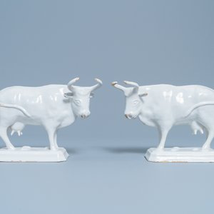 Une paire de vaches sur tertres en faïence blanche de Delft, 18ème — photo 2