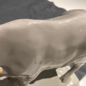 Une paire de vaches sur tertres en faïence blanche de Delft, 18ème — photo 26