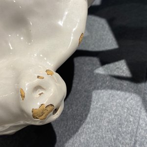 Une paire de vaches sur tertres en faïence blanche de Delft, 18ème — photo 30