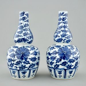 Une paire de vase en porcelaine de Chine bleu et blanc aux rinceaux de lotus, marque Xuande, 19ème — photo 1