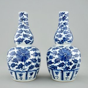 Une paire de vase en porcelaine de Chine bleu et blanc aux rinceaux de lotus, marque Xuande, 19ème — photo 3