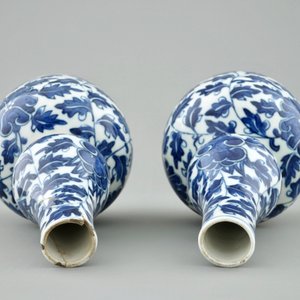 Une paire de vase en porcelaine de Chine bleu et blanc aux rinceaux de lotus, marque Xuande, 19ème — photo 6