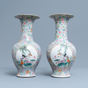 Une paire de vase en porcelaine de Chine famille rose à décor 'millefleurs', marque de Qianlong, République — photo 2