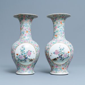 Une paire de vase en porcelaine de Chine famille rose à décor 'millefleurs', marque de Qianlong, République — photo 3
