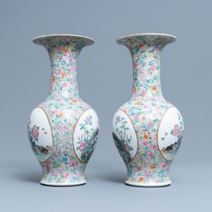 Une paire de vase en porcelaine de Chine famille rose à décor 'millefleurs', marque de Qianlong, République — photo 4