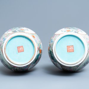 Une paire de vase en porcelaine de Chine famille rose à décor 'millefleurs', marque de Qianlong, République — photo 6