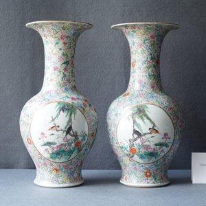 Une paire de vase en porcelaine de Chine famille rose à décor 'millefleurs', marque de Qianlong, République — photo 7